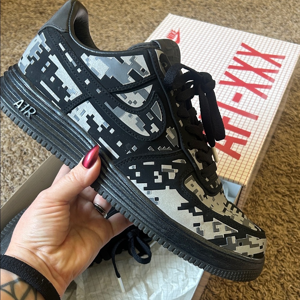 Nike Men's Black and Gray Digital Camo Sneakers